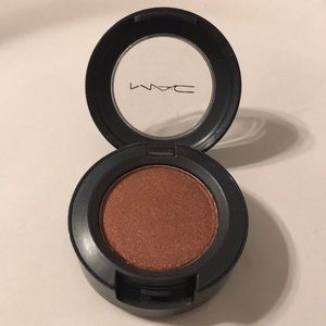 MAC Veluxe Antiqued eye shadow